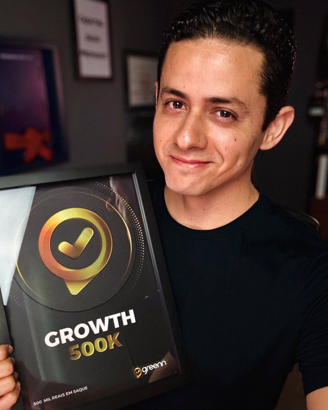 Elyano Veras com a placa Growth 500K de 500 mil reais em saque